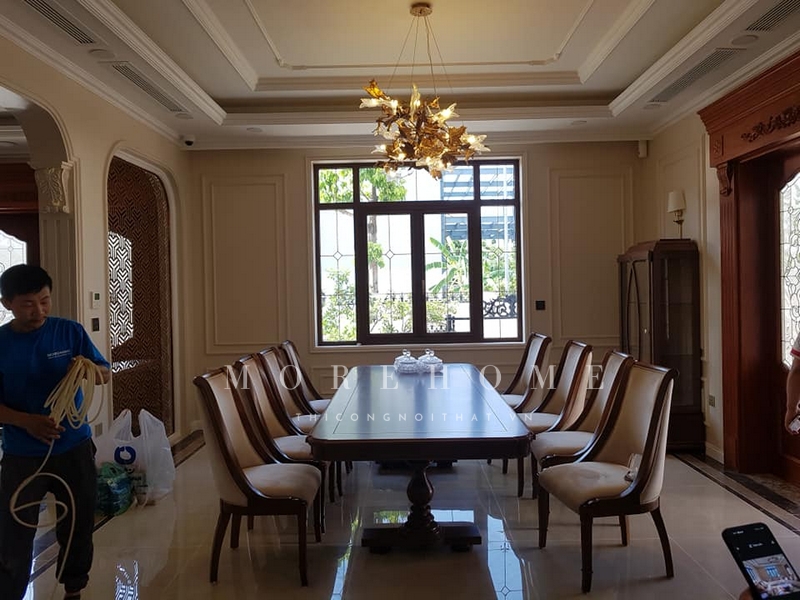 Thi công bộ bàn ăn 8 ghế khung gỗ óc chó bọc da màu be tân cổ điển có tựa tiện nghi, thoải mái sử dụng , không gian cao cấp sang trọng.